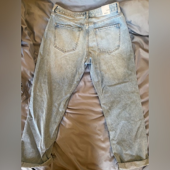 Forever 21 women’s distressed boyfriend jeans. - Picture 3 of 3